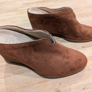 Women's Size 7.5 Brown Suede Slip On Wedge - Brand - Naturalizer Soul